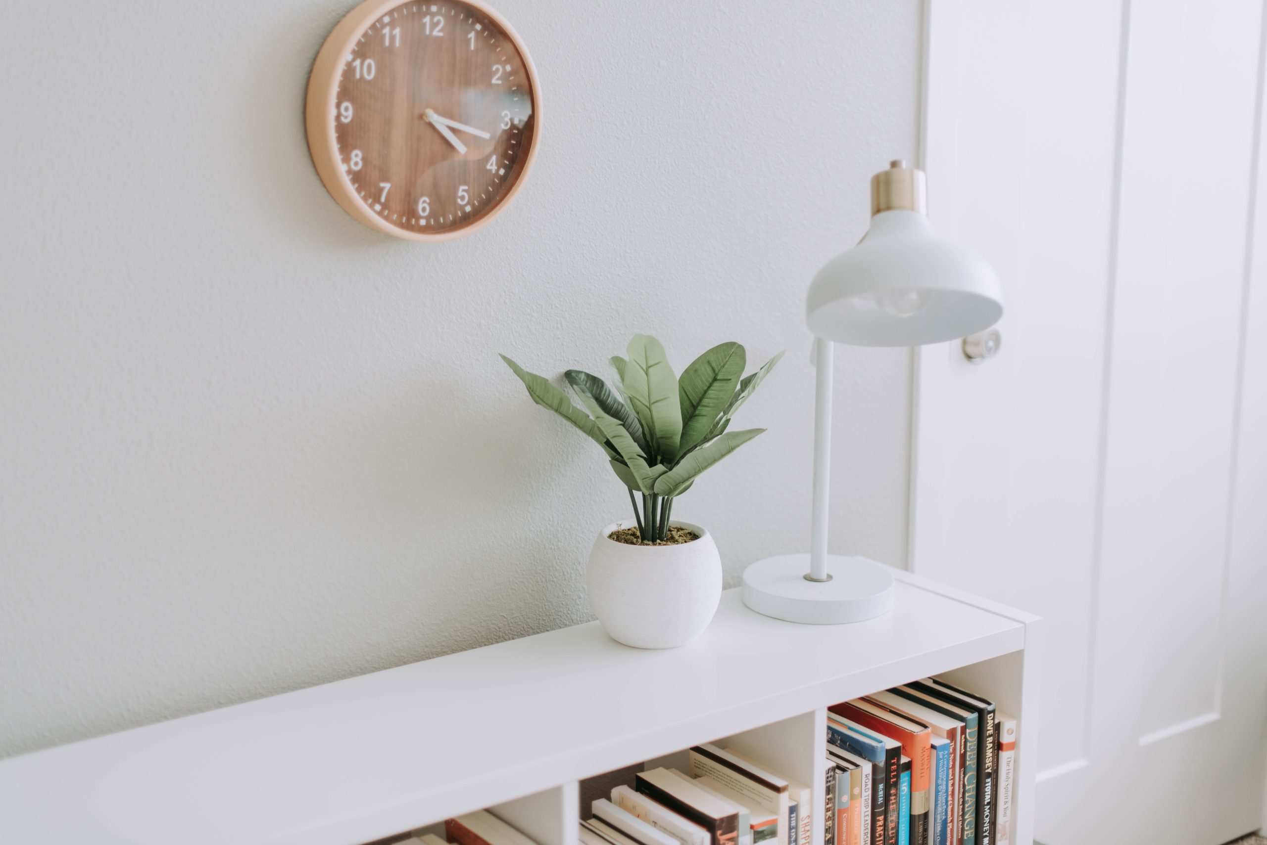 Student apartments can sometimes be a challenge to decorate. But just because your living space is cozier than a spacious house doesn’t mean you can’t make it look elevated. With a little bit of creativity and some simple tips, you can turn your student apartment into a stylish and comfortable home.