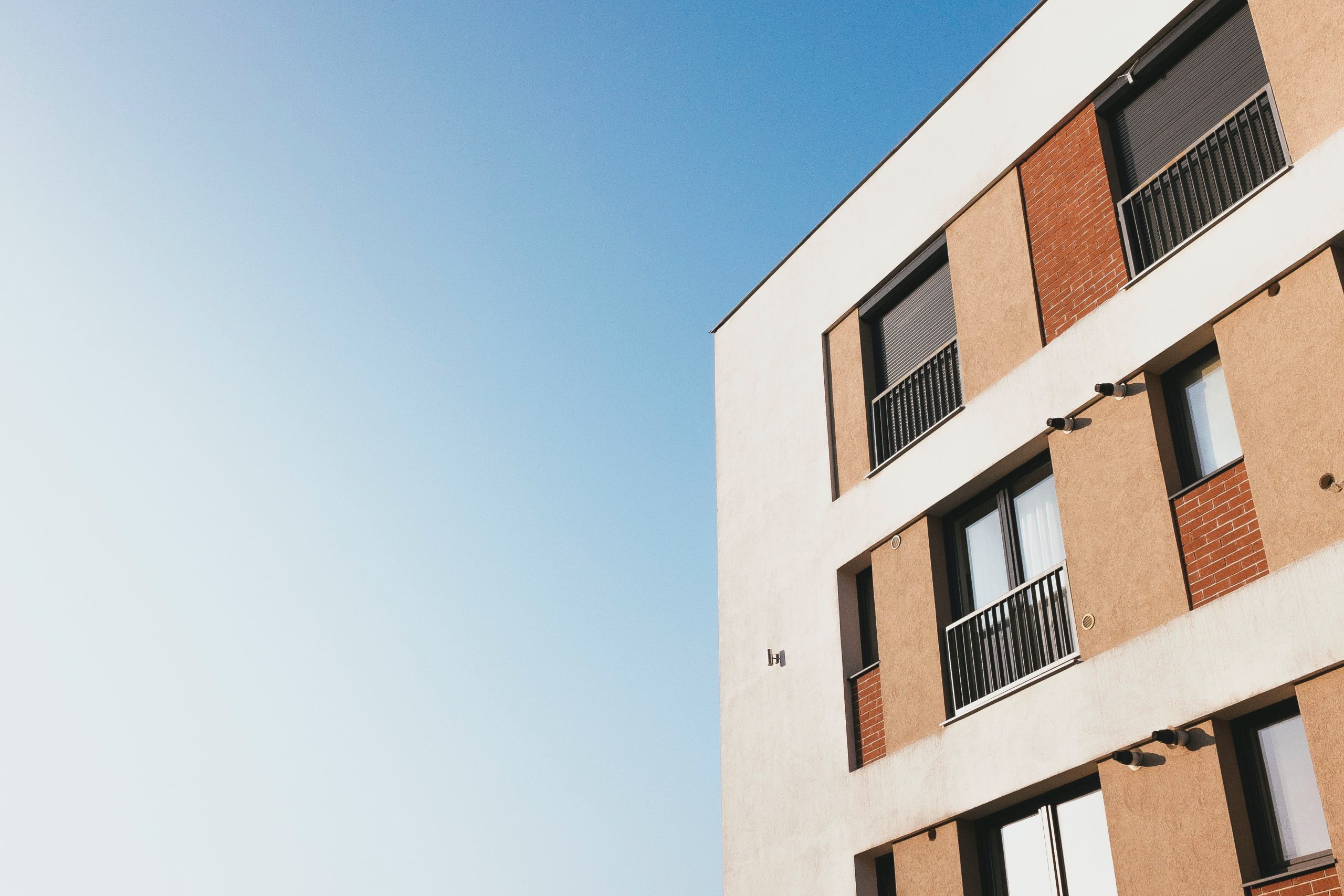 As a student, renting an apartment can be daunting, especially when you can't physically visit the property before signing the lease. In today's digital world, it's become increasingly common for students to rent apartments sight unseen, but it's important to take some precautions to avoid unpleasant surprises.